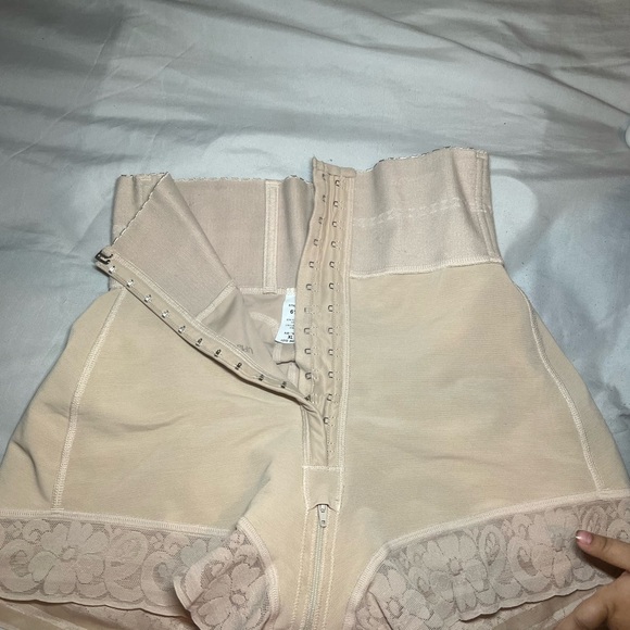 Guitarra short faja in size XL in color nude has not been used - Picture 3 of 4